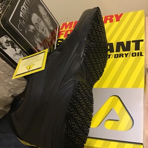 🔥SALE! NIB, Fila , memory foam and slip resistant, size 11, work or play🔥🤩🤩 - Picture 3 of 4